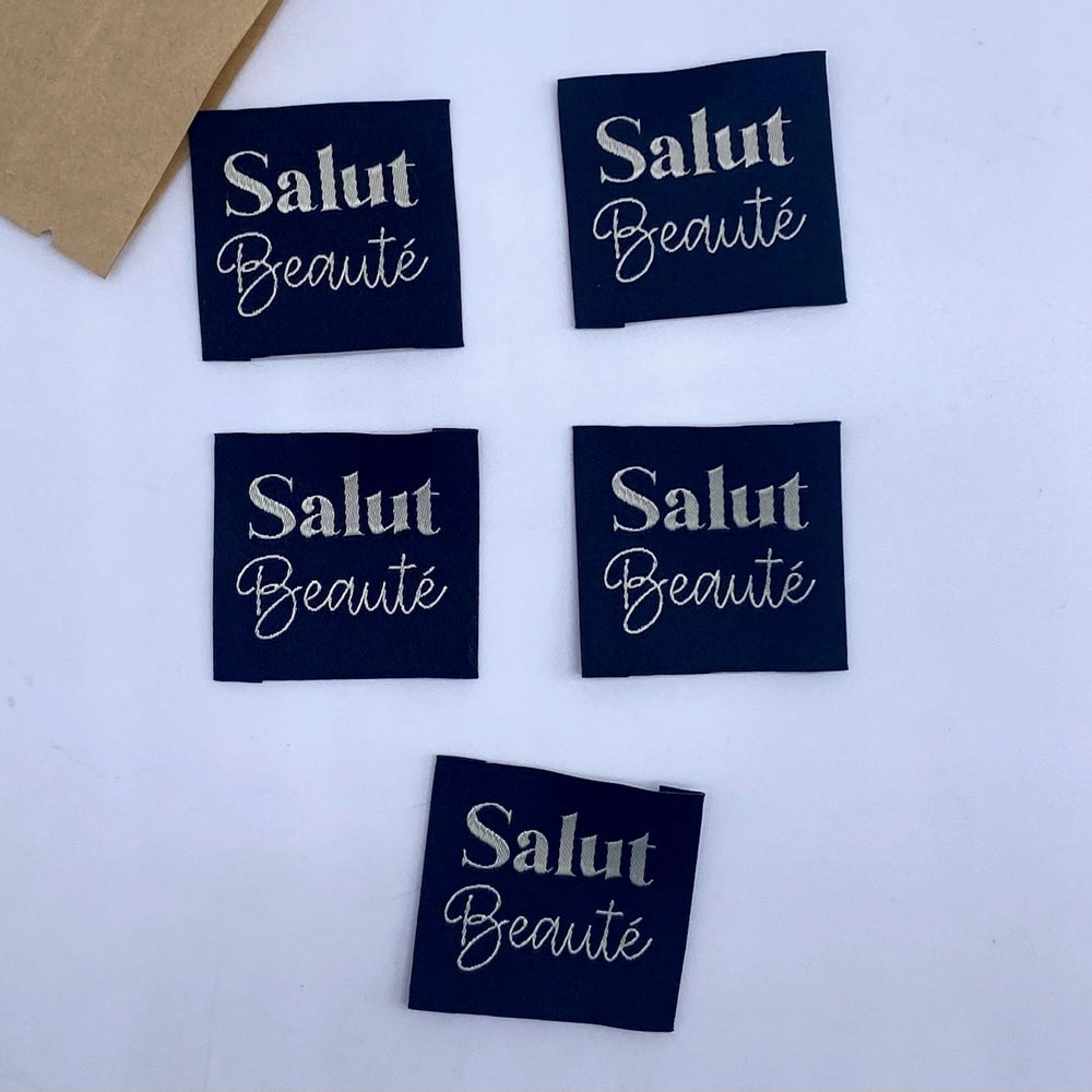 
                  
                    Label “Salut Beauté” Zwart - L’Étiquette Home Couture - The Final Stitch
                  
                