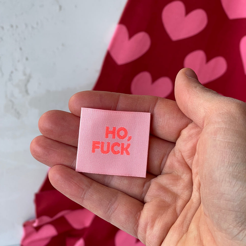 Label "Ho, Fuck" - L’Étiquette Home Couture