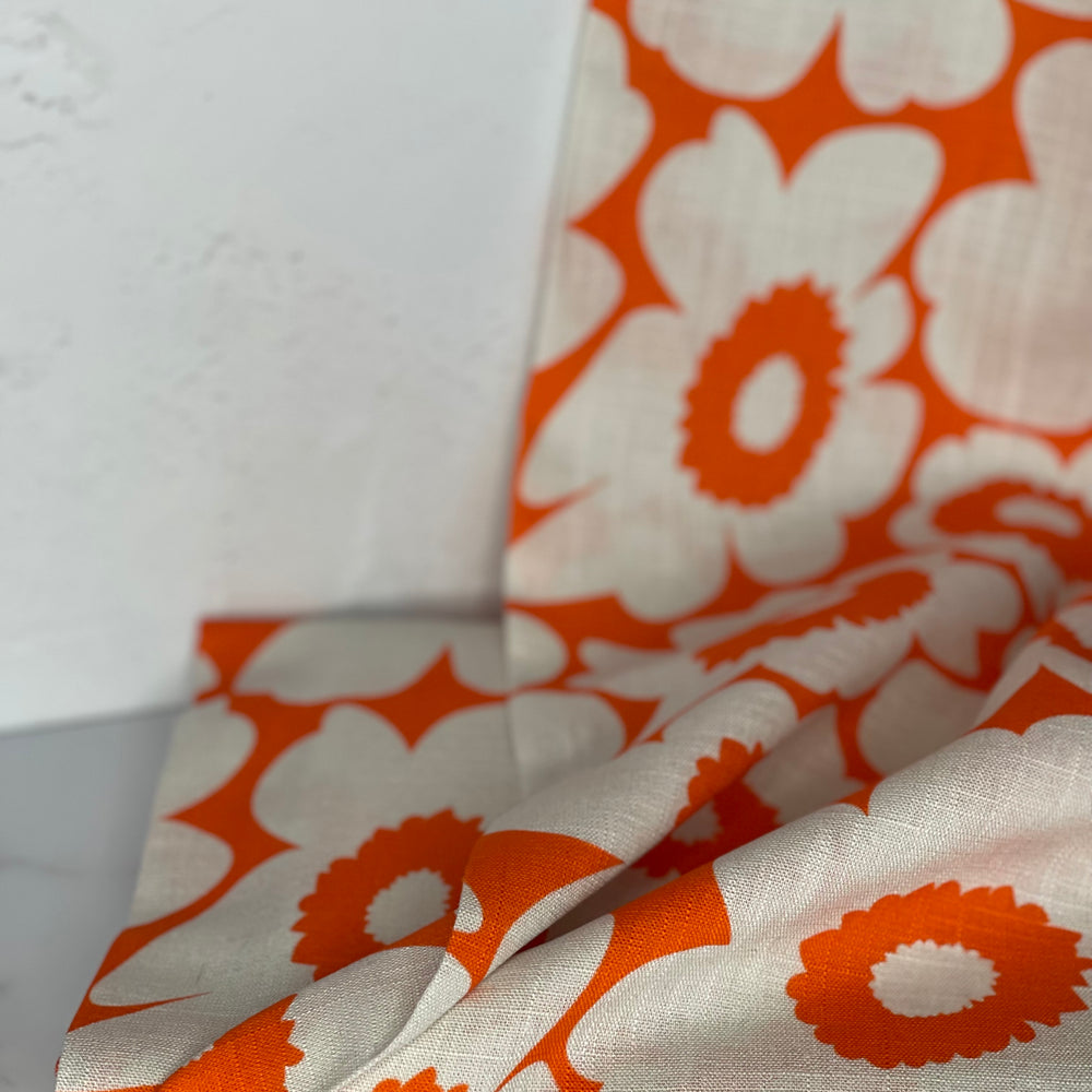 
                  
                    Big Flower Wit Oranje - Viscose Linnen
                  
                