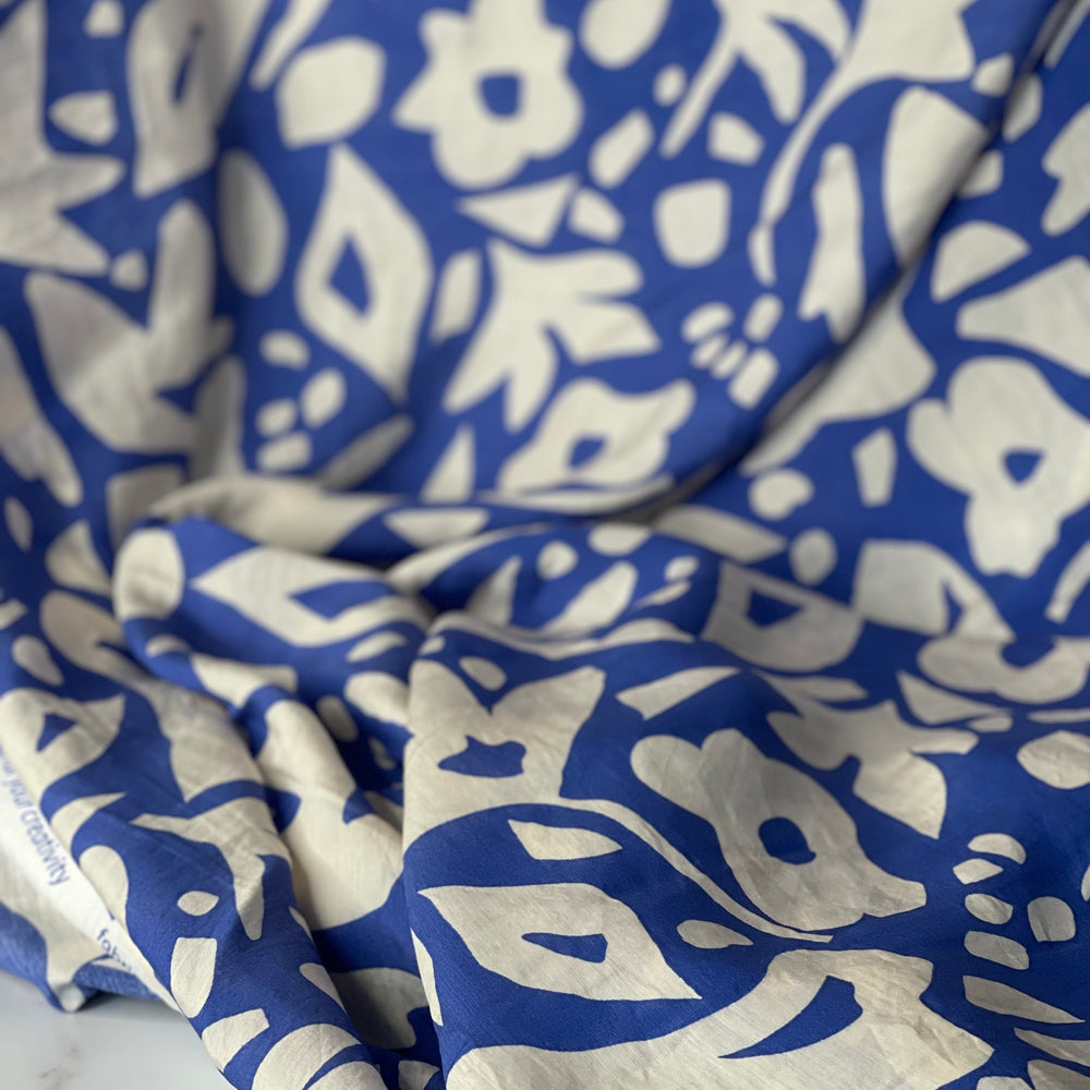 
                  
                    Abstract Shapes Blauw - Viscose
                  
                