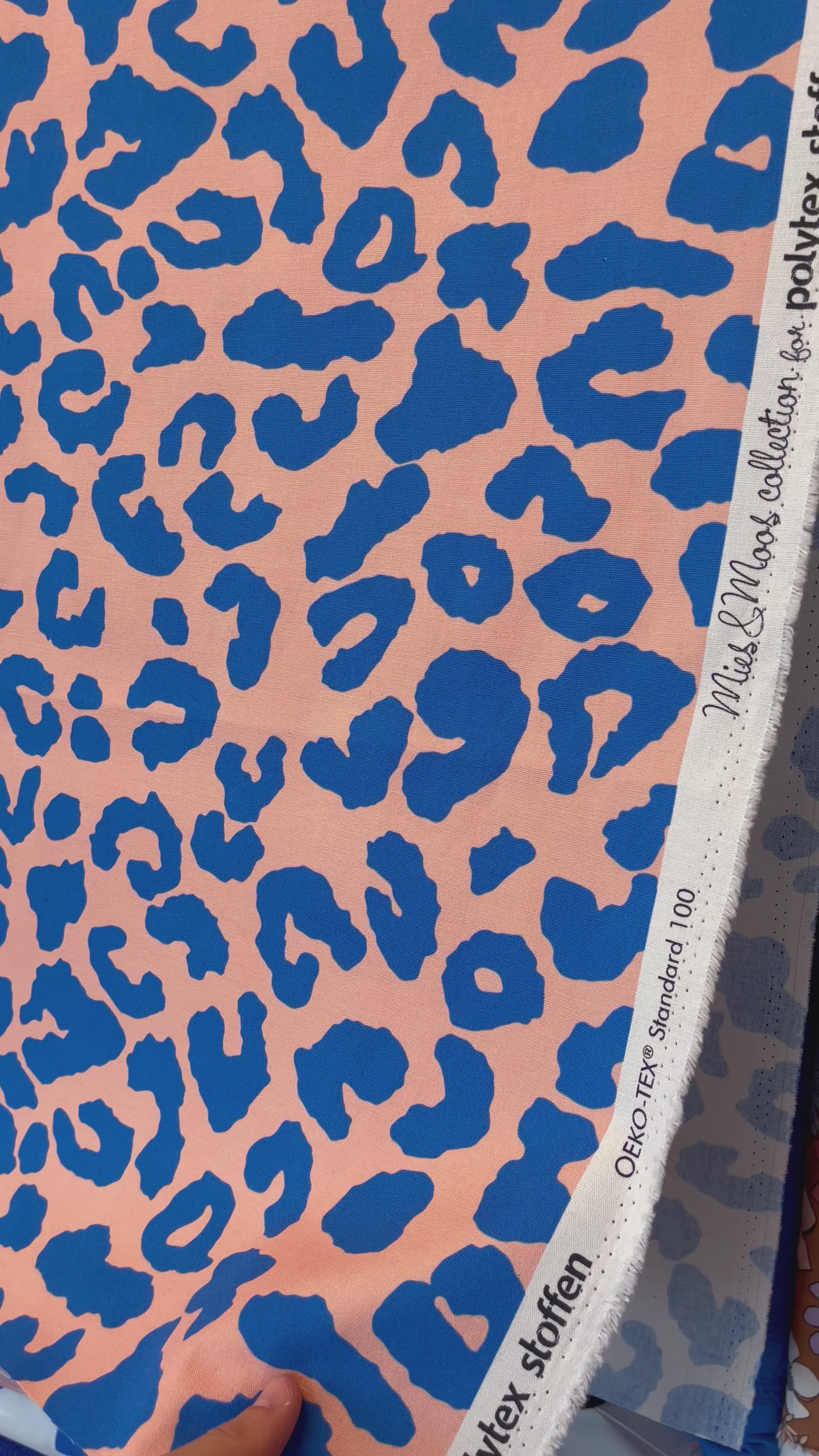 Canvas Leopard - Zalmroze en Blauw